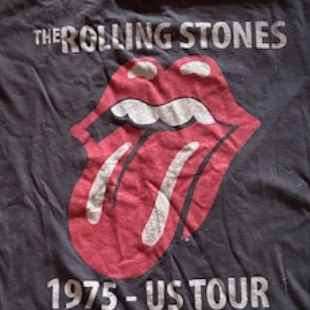 🌟 size medium womens tee shirt short sleeved graphic lips gray - Picture 3 of 4